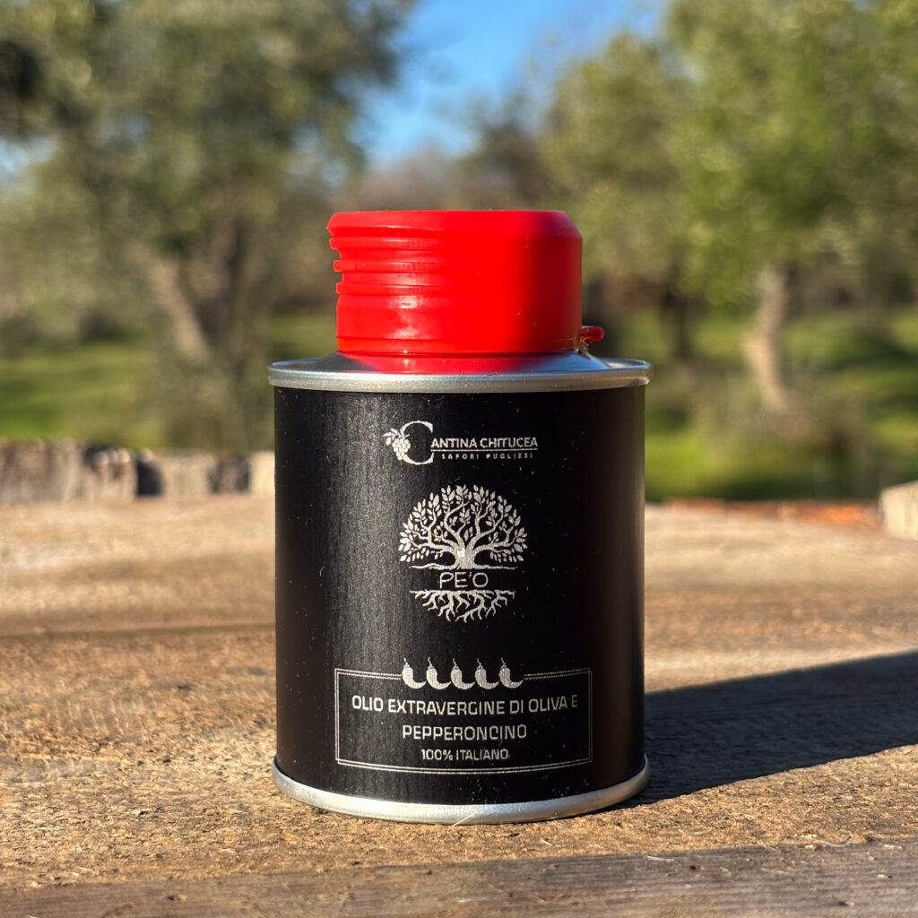 Chiliöl, Peperoncino Öl, scharfes Olivenöl, Diavuliq, italienisches Chiliöl, Chiliöl Apulien, Olio al Peperoncino, Pizza Öl scharf, Pasta Aglio e Olio Öl, Premium Chiliöl, natürliches Chiliöl, extrem scharfes Öl, Feinkost Apulien, Gourmet Chiliöl, Olivenöl mit Chili, Würzöl scharf, Geschenk für Scharfesser, PE'O, Cantina Chitucea, Diavola Öl, natives Olivenöl extra mit Chili