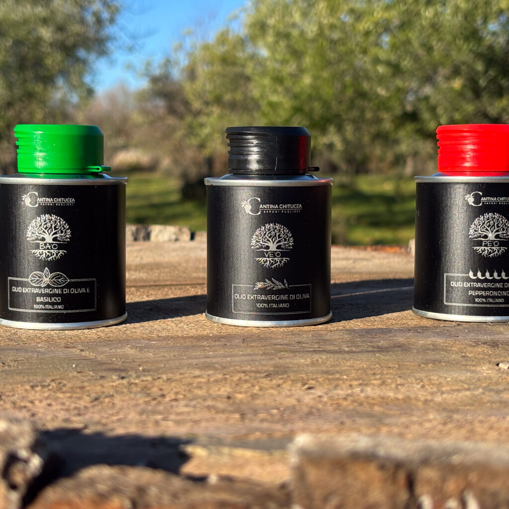 Olivenöl Geschenkset, Gewürzöl Set, TRIO Olivenöl, Probierset Olivenöl, Feinkost Geschenkbox, Chiliöl und Basilikumöl Set, italienisches Öl Set, Geschenk für Hobbyköche, aromatisiertes Olivenöl Set, Premium Olivenöl Auswahl, Cantina Chitucea Set, Feinschmecker Geschenk, Olivenöl Tasting Set, Apulien Box, VE'O PE'O BA'O, Gourmet Öl Set, hochwertiges Olivenöl kaufen, kulinarisches Geschenk